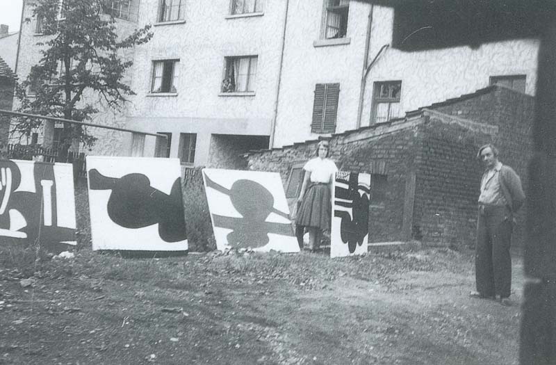 Vor dem Atelier in Völklingen-Fenne,
 1959