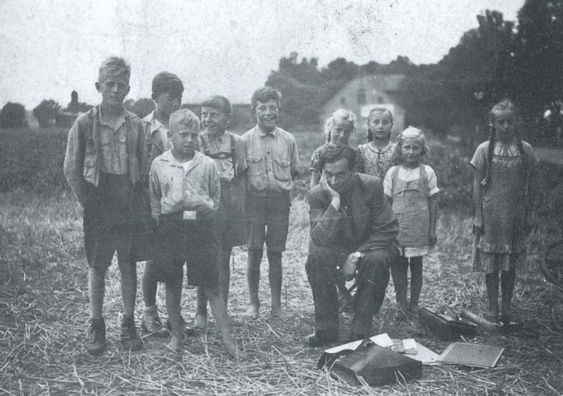 August Clüsserath mit Kindern in Völklingen